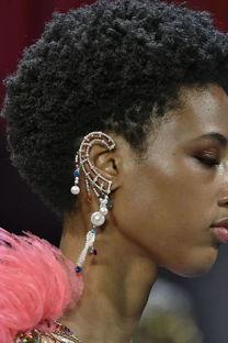 明星打耳洞打在哪里